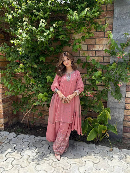 Elegant Essence: Exquisite Pink Pakistani Suit for Timeless Beauty